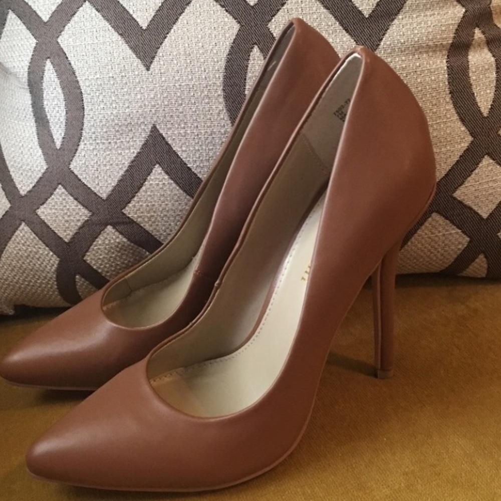 Reposting ... perfect nude heels . Don’t fit🥺